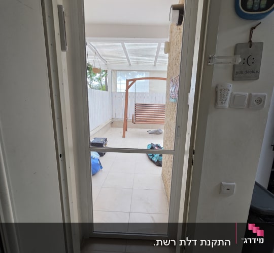 דלת אלומיניום עם נוף לחצר